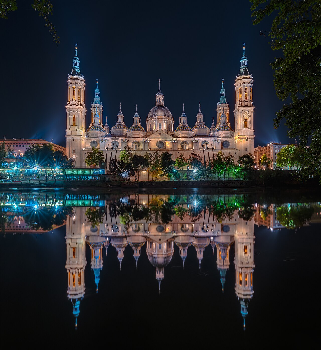 Basílica de Nuestra Señora del Pilar, Zaragoza (imagen atenuada; se enciende al encender una vela)