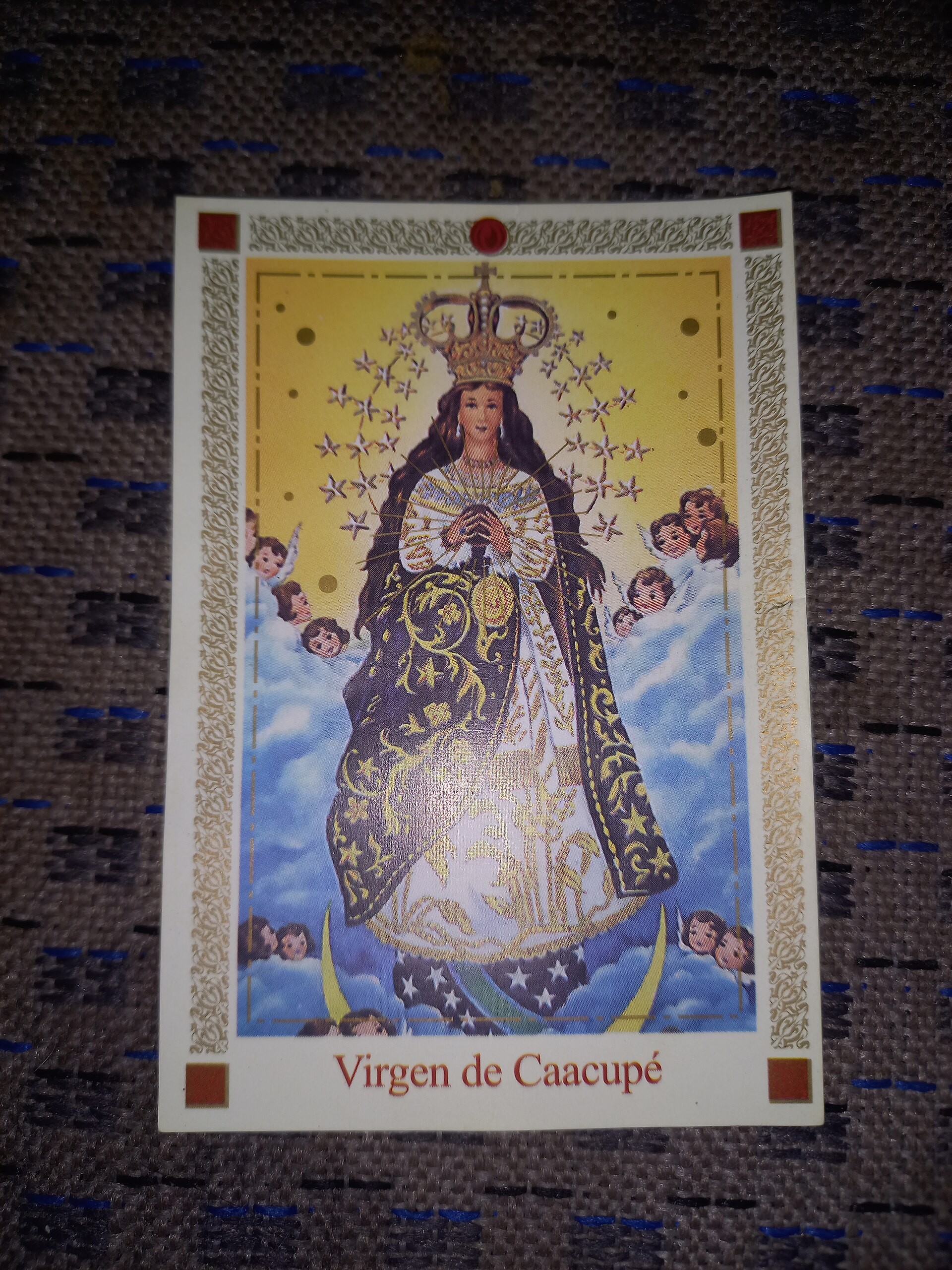 Estampita devocional con una representación de la Virgen de Caacupé