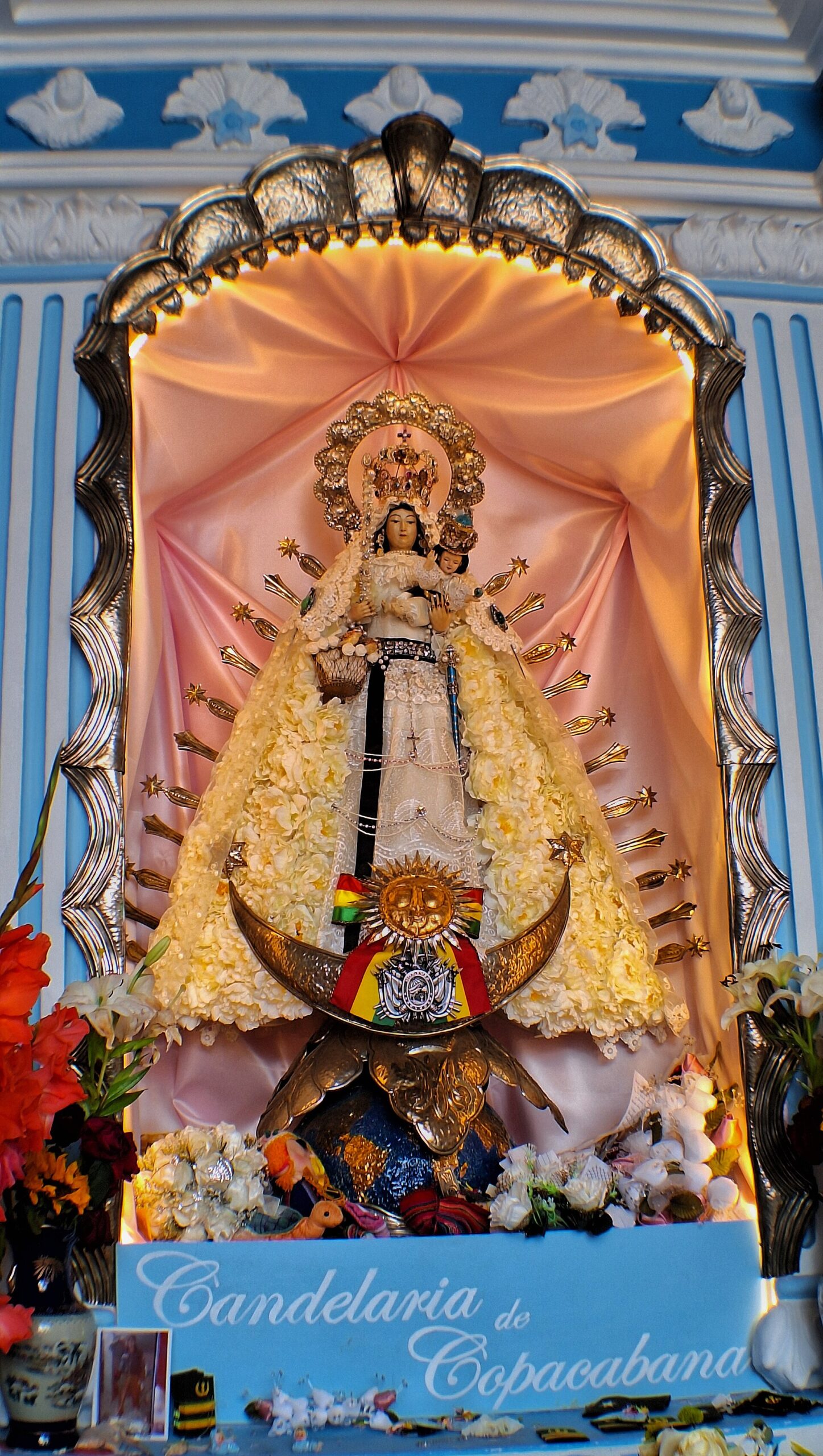 Imagen de la Virgen de Copacabana con el Niño en el santuario nacional de Bolivia