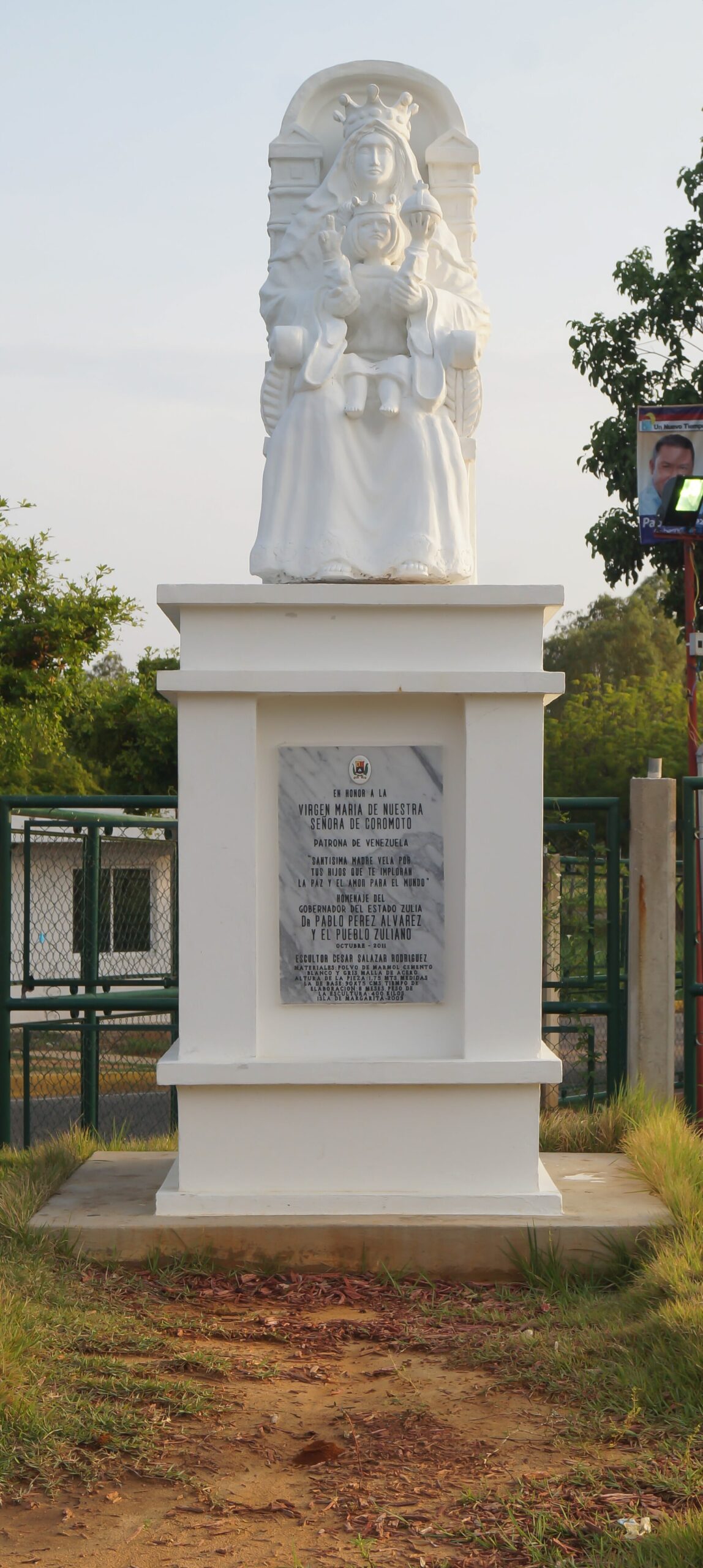 Monumento exterior dedicado a Nuestra Señora de Coromoto, patrona de Venezuela