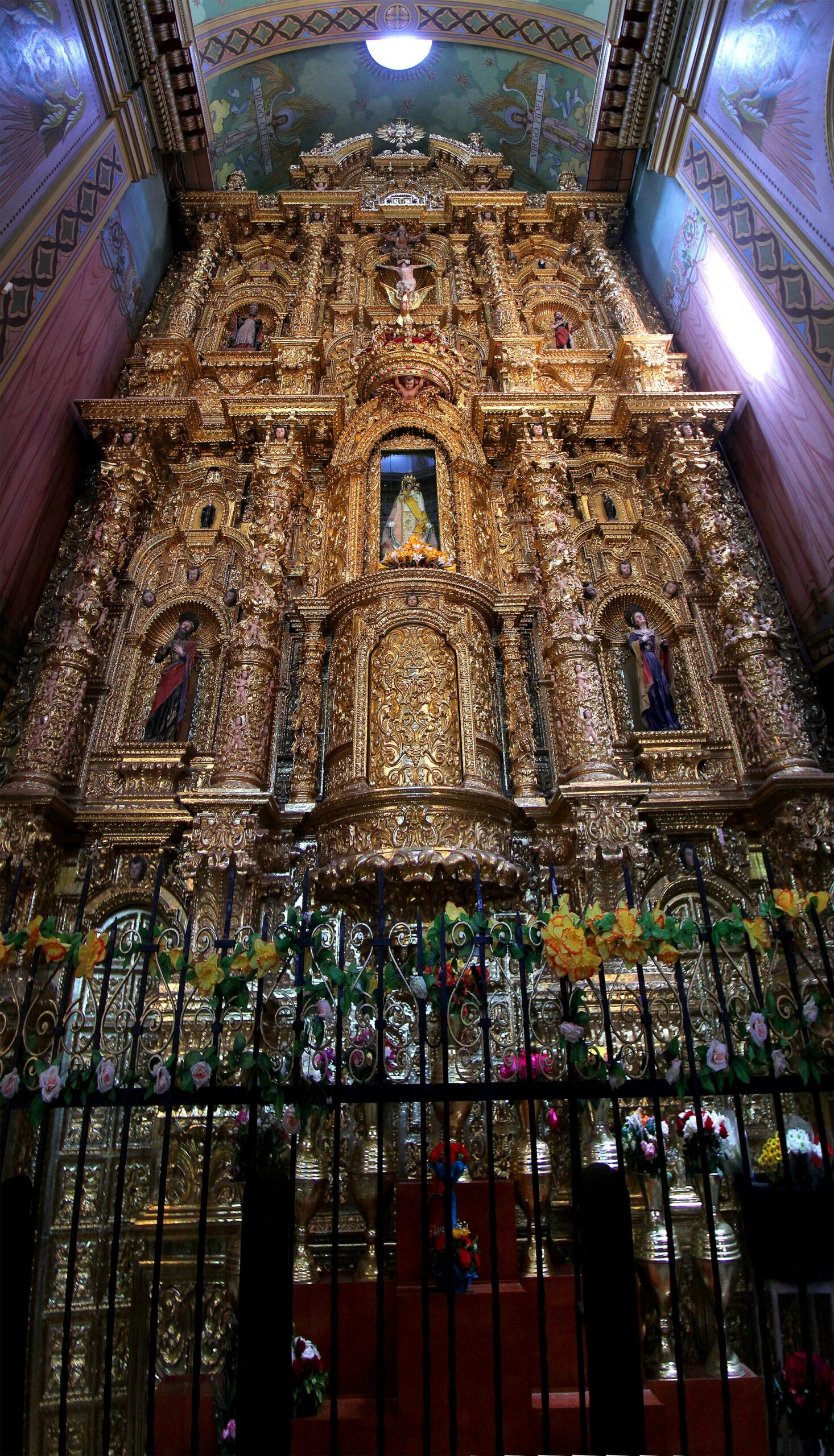 Retablo mayor del santuario de El Quinche con la imagen mariana en el centro