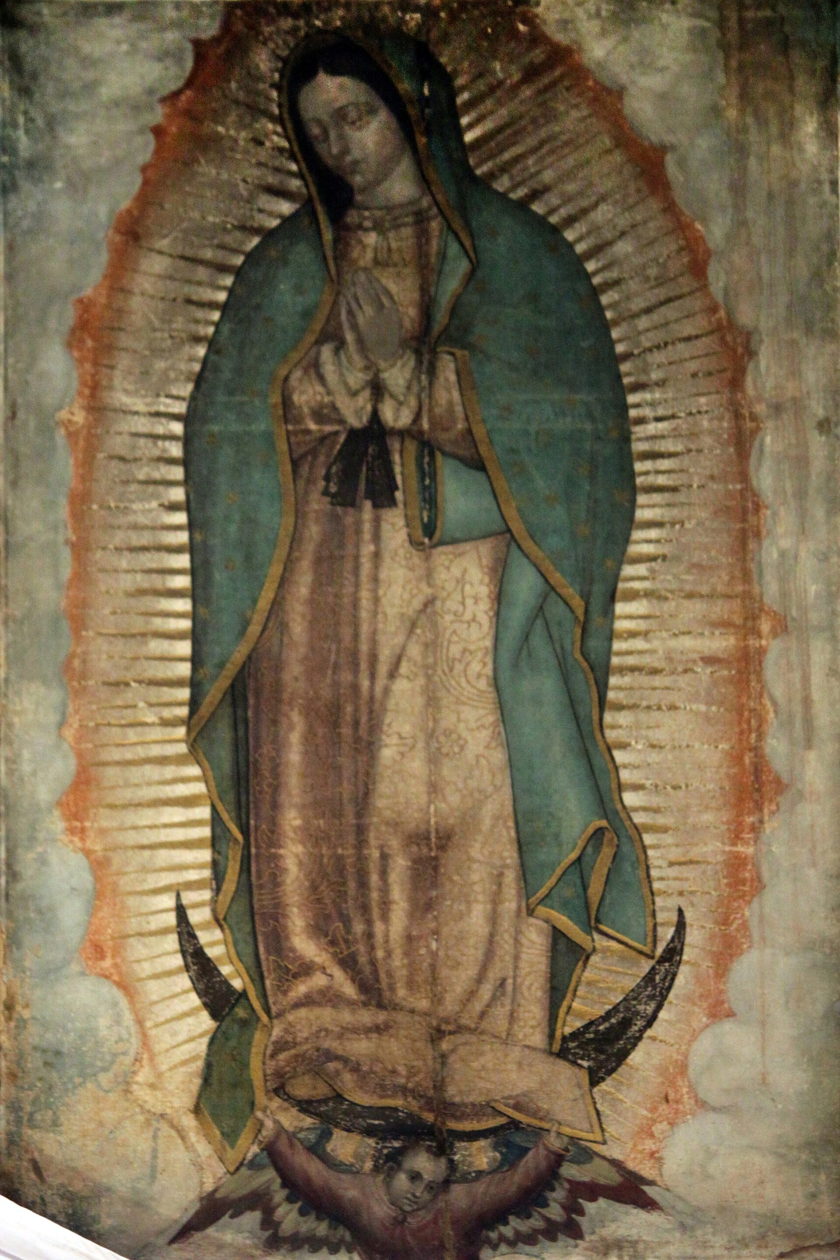 Imagen venerada de Nuestra Señora de Guadalupe, con manto azul estrellado y resplandor