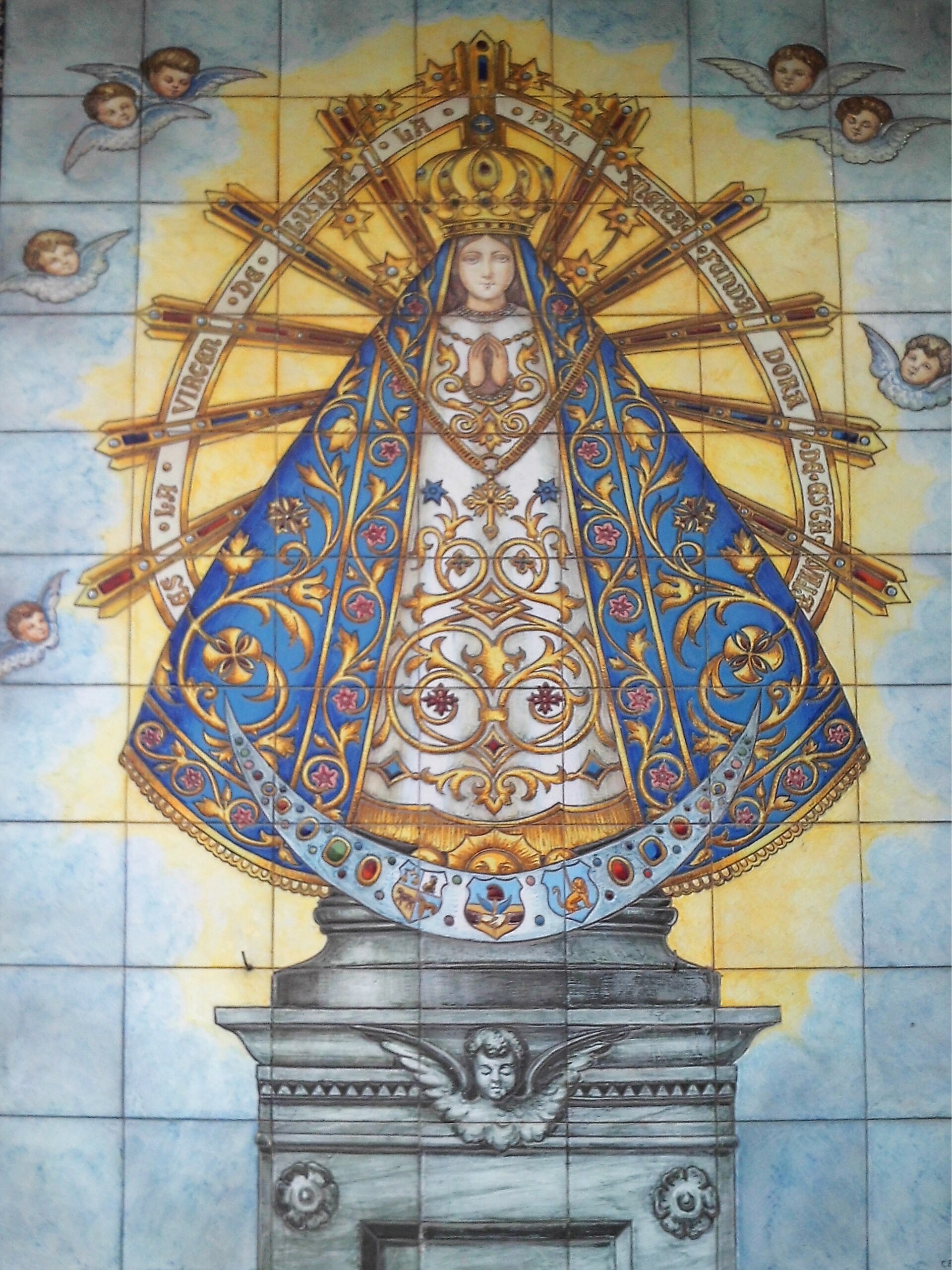 Imagen de Nuestra Señora de Luján con manto azul y blanco y corona