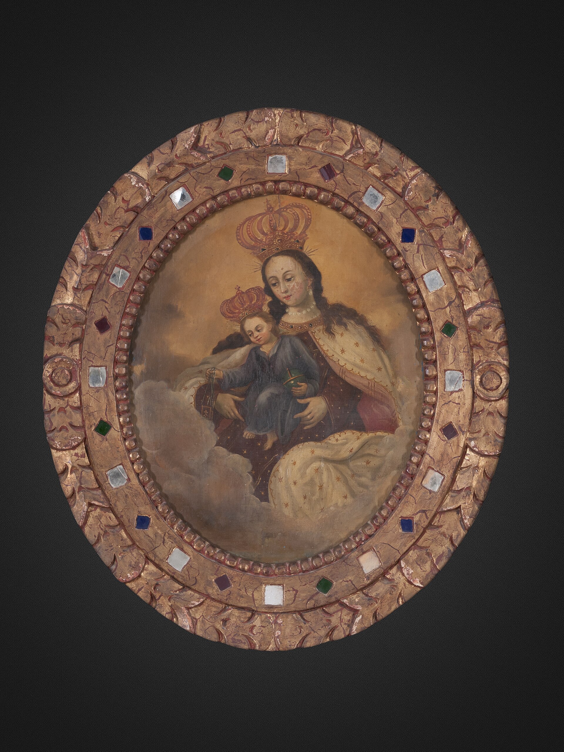 Imagen de la Virgen del Carmen de Maipú con el Niño Jesús y el escapulario